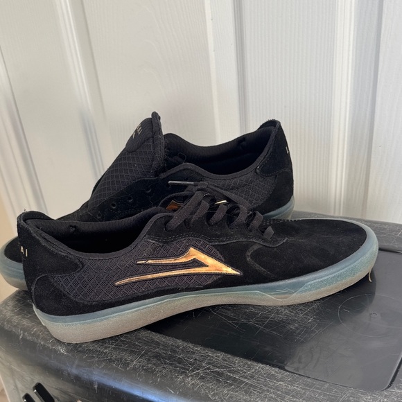 Altra Men's Black Sneakers with Gold Detail - Picture 1 of 4